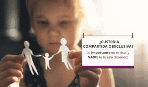 Niña sosteniendo figuras de papel que representan a sus padres separados
