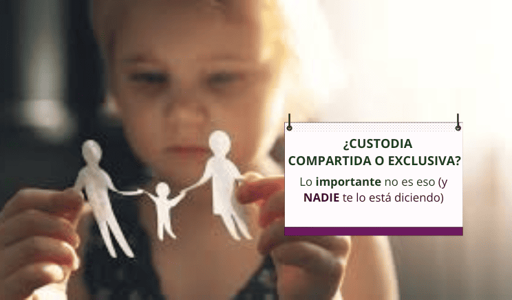 Niña sosteniendo figuras de papel que representan a sus padres separados