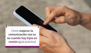 Persona hablando con su ex por el movil